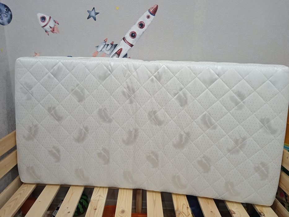 Детская кровать с матрасом