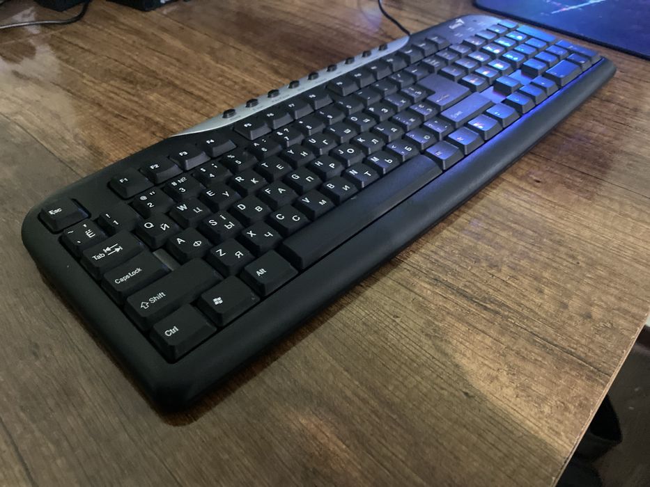 Klaviatura ish stoli uchun