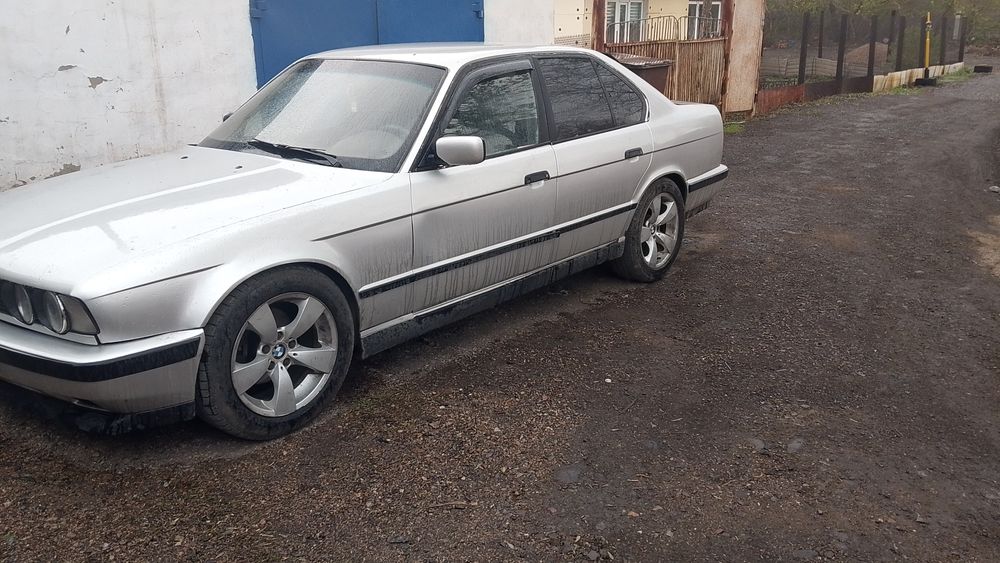 Легковая машина бмв