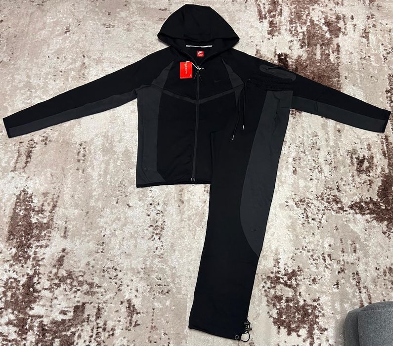 Vând compleu nou de barbati Nike Tech