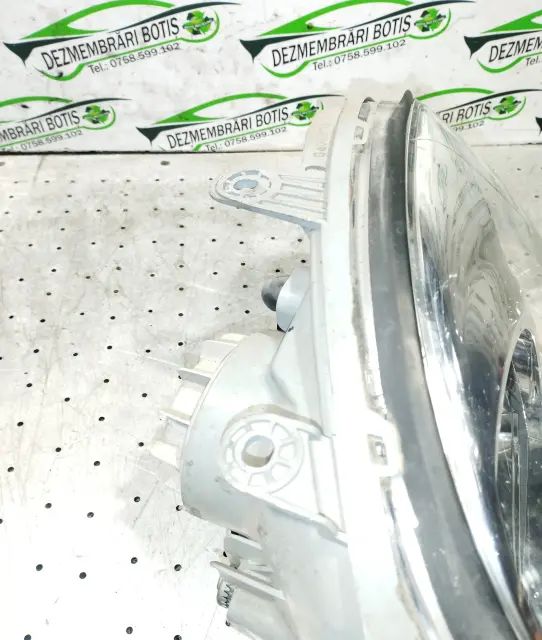 Far stanga Hyundai Santa Fe 2004 2.0 CRDi MT (112 hp)