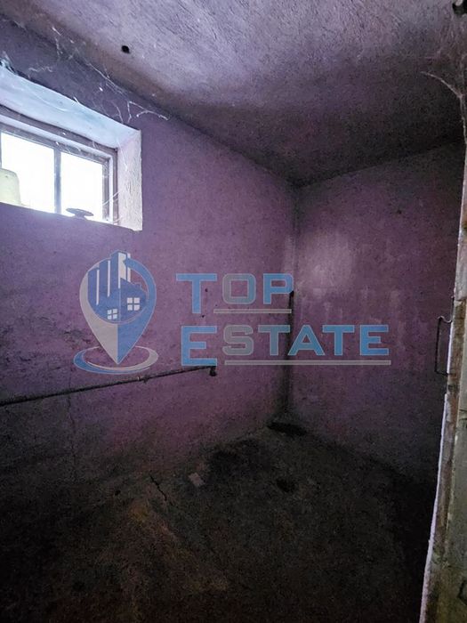 Голяма едноетажна тухлена къща с гараж в село Страхилово