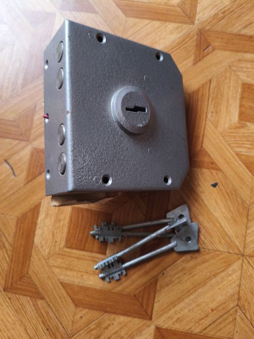 Замок гаражный новый