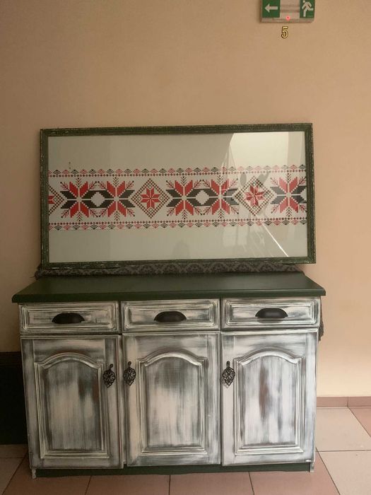 Уникален дървен кухненски шкаф, рамка и стилаж в тъмно зелено