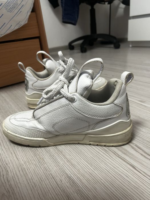 lv skates.