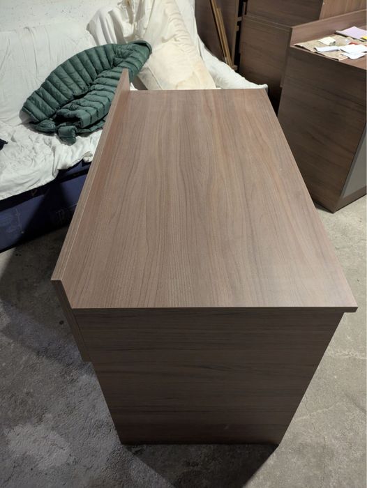 Продавам ново бюро