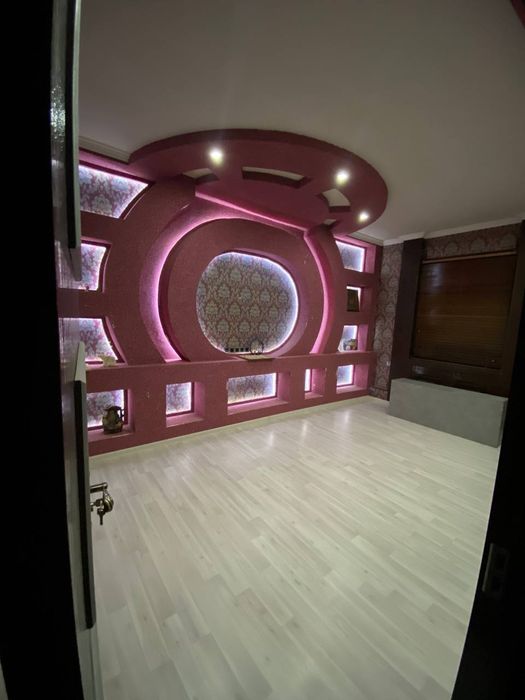 Дом уютный с участком фруктовыми деревьями.