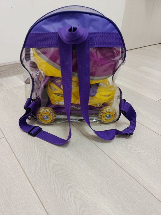 Role fetiță aproape noi