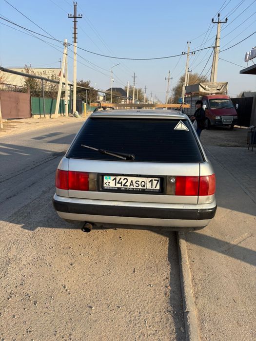Ауди 100.