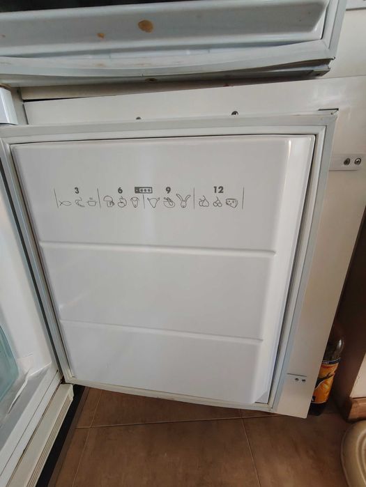 Хладилник Hotpoint Ariston A+ за вграждане