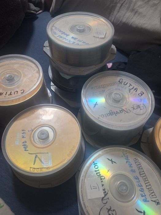 Vând colecție variată de CD-uri și DVD-uri cu filme, desene animate, documentare și poze/multimedia.