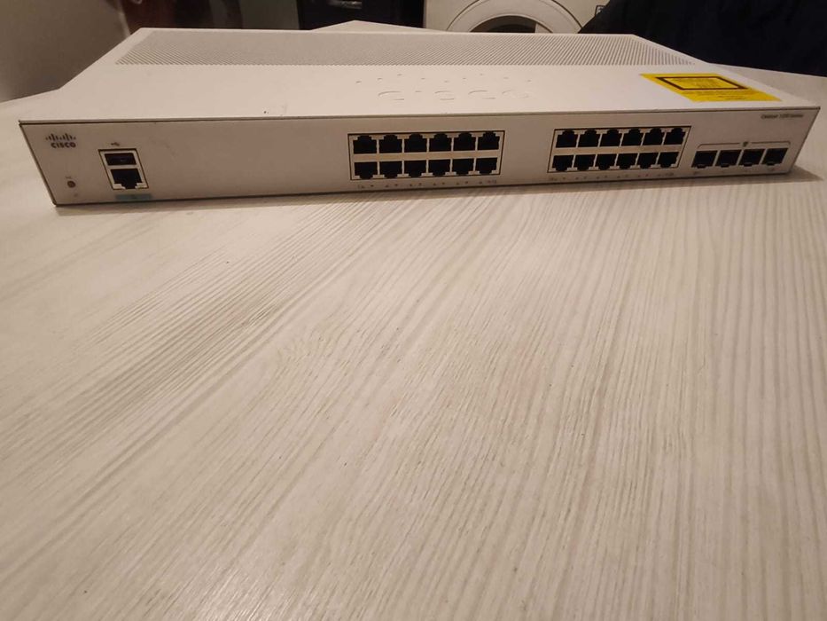Switch Cisco Catalyst C1000-24T-4G-L, 24 porturi, 10/100/1000