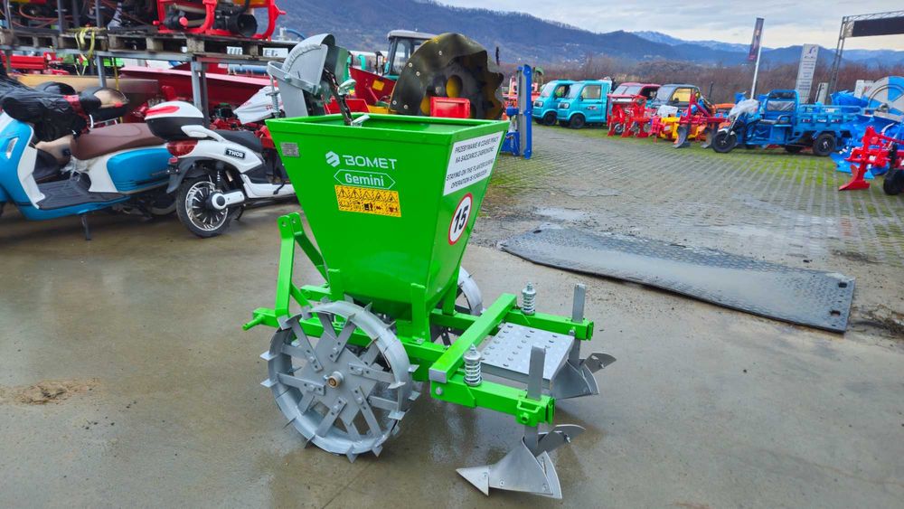 Utilaj de plantat cartofi Bomet pe un rand Taret nou Agramix