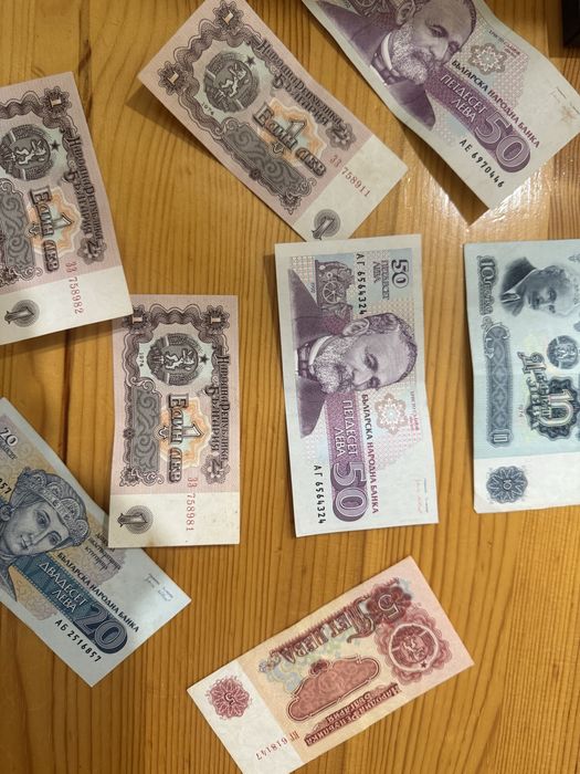 Много запазени стари български банкноти