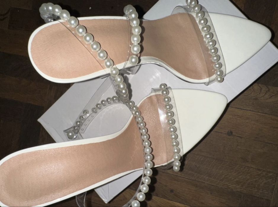 Sandale stiletto cu varf ascutit si perle albe noi