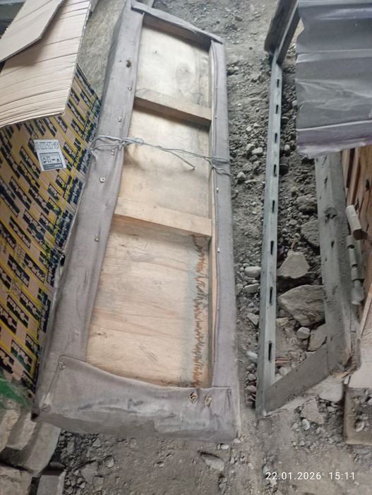 Доски, дрова, пенопласт.