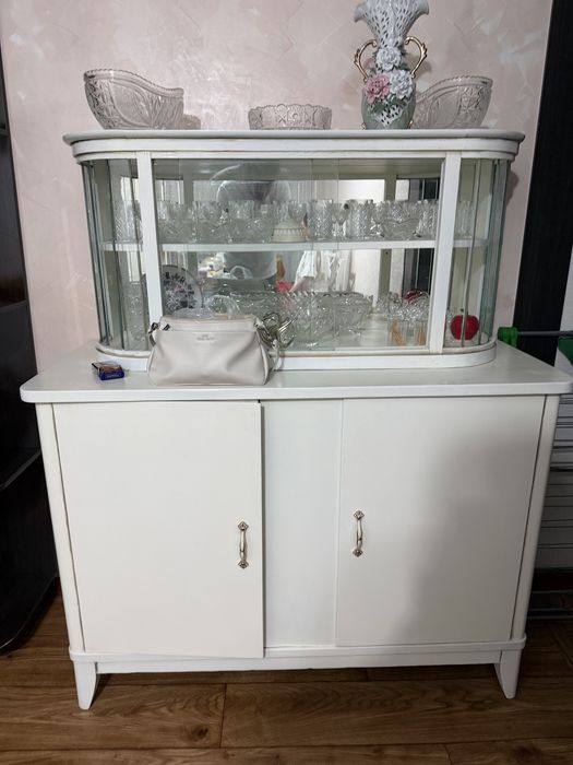 Продам  отличный сервант
