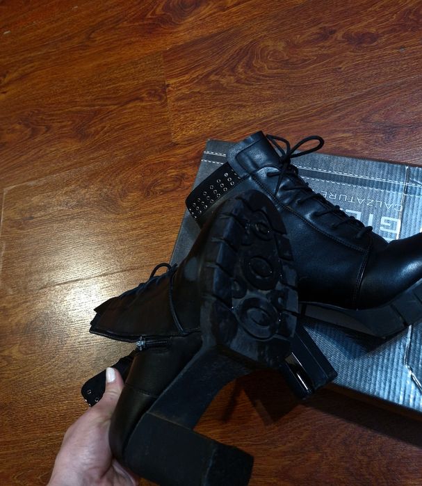 Дамски кожени боти на ток