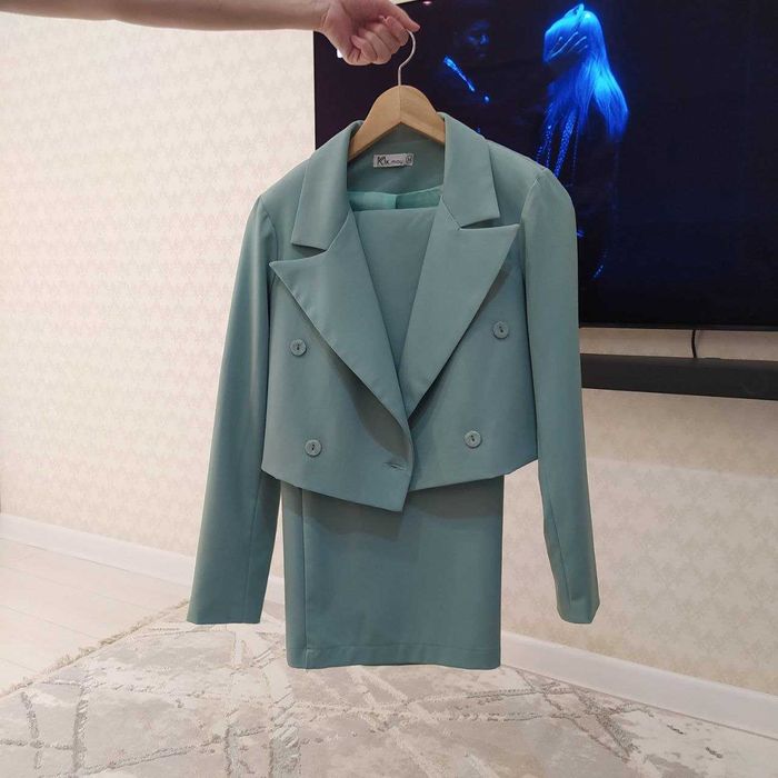 Продам женский костюм