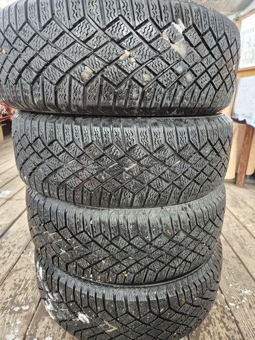 Продам комплект зимних шин Continental