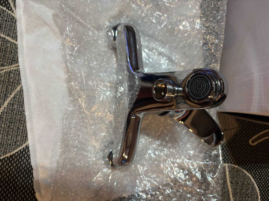 Продавам чисто нов душ подвижен смесител за баня.