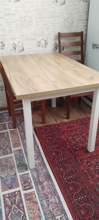 Продам обеденный стол без стульев