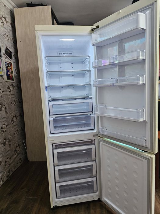 Холодильник Samsung