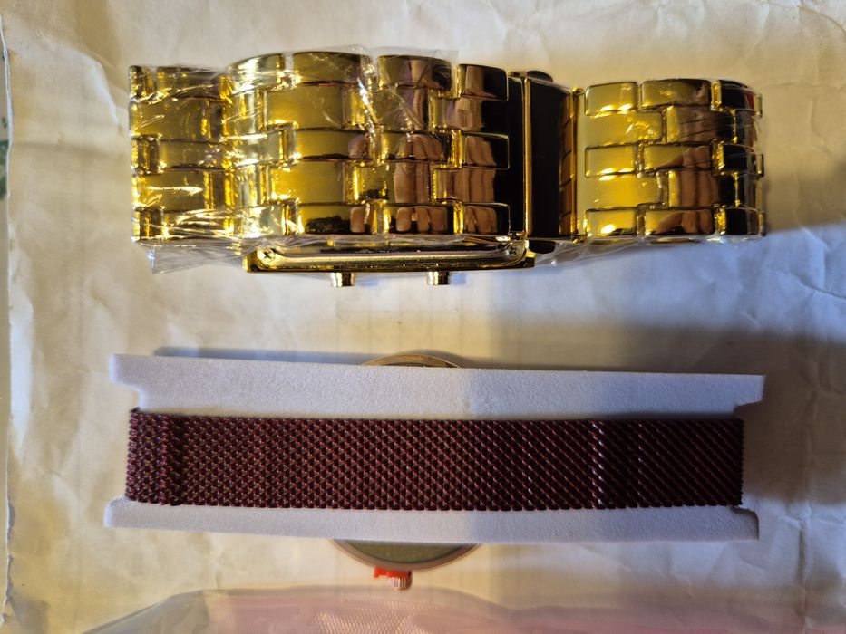 Продавам два часовника