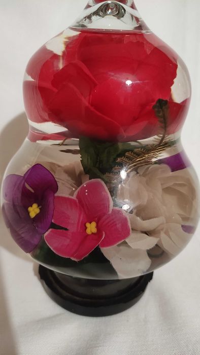 Прекрасен "вечен"букет от цветя в стъкленица и течност