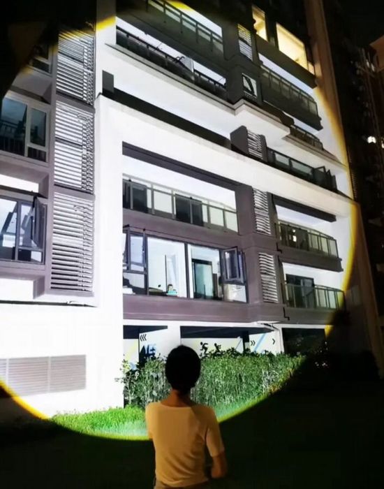 Фонарь очень яркий