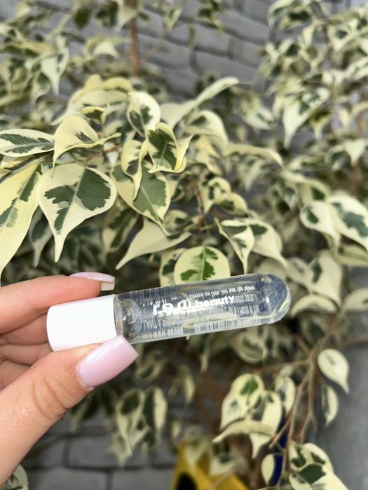 Ariana Grande - r.e.m. beauty eyeshadow gloss