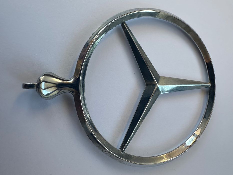 НОВА-Метална емблема Mercedes-Benz (вероятно от по-стари модели или ретро серии от 80-те години).