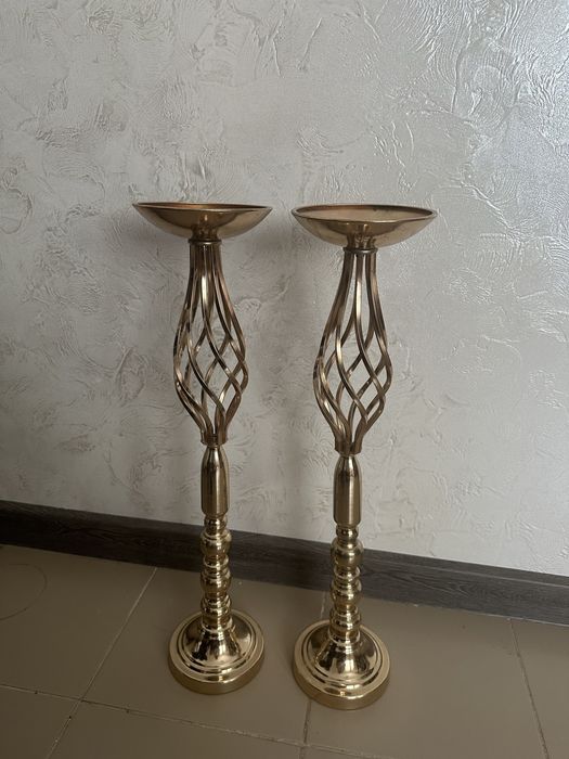 Вазы золотистого цвета, подставка для цветов