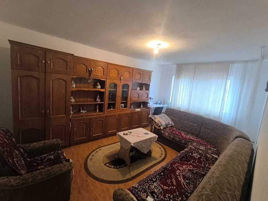 vand apartament 3 camere Motru