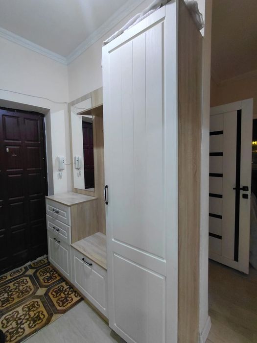 Прихожая сатамын  түсі ақ