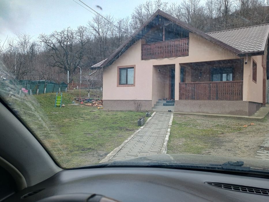 Casă de vânzare – 100 mp, teren 866 mp – Construcție 2017 – La drum