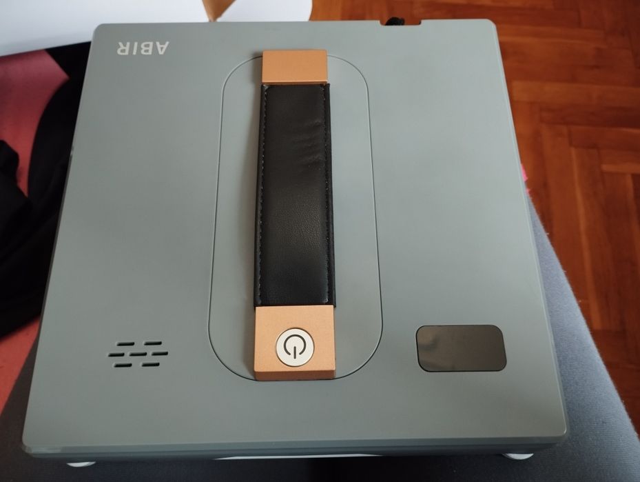 Робот за почистване на прозорци