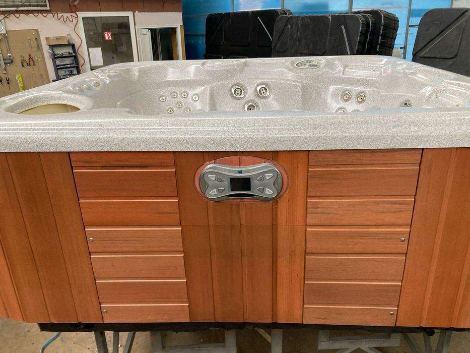 Голямо Мощно Джакузи в топ състояние, 3м гаранция и ново покривало