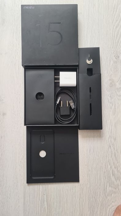 Продам смартфон мейзу 15 глобальная