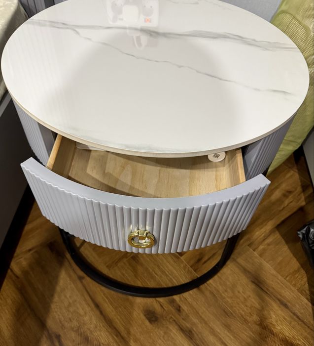 Стол, прикроватная тумба