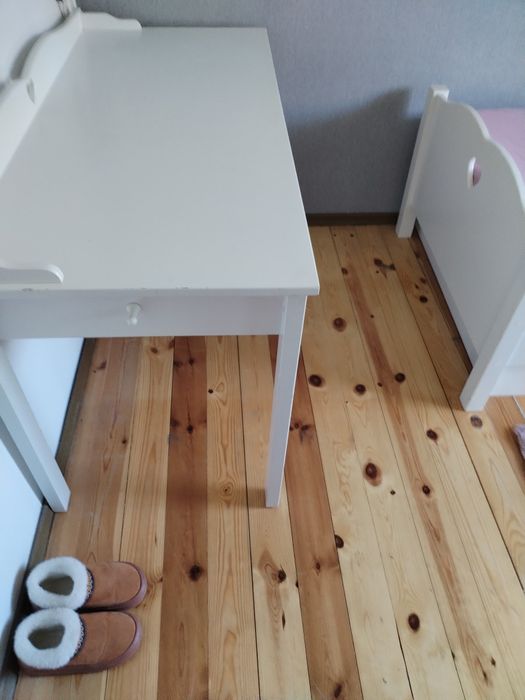 Set Mobilier Copii (Alb, model inimi): Pat 90x200 cu Somieră și Saltea + Birou cu Sertare