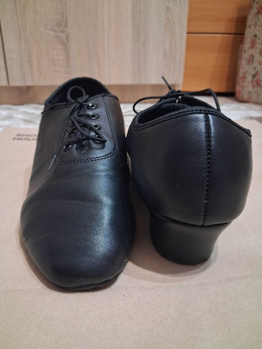 Момчешки обувки за латино танци.