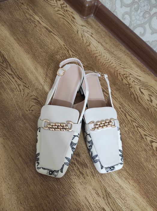 Туфли женские на низком каблуке с открытым носом и пяткой
Туфли женски