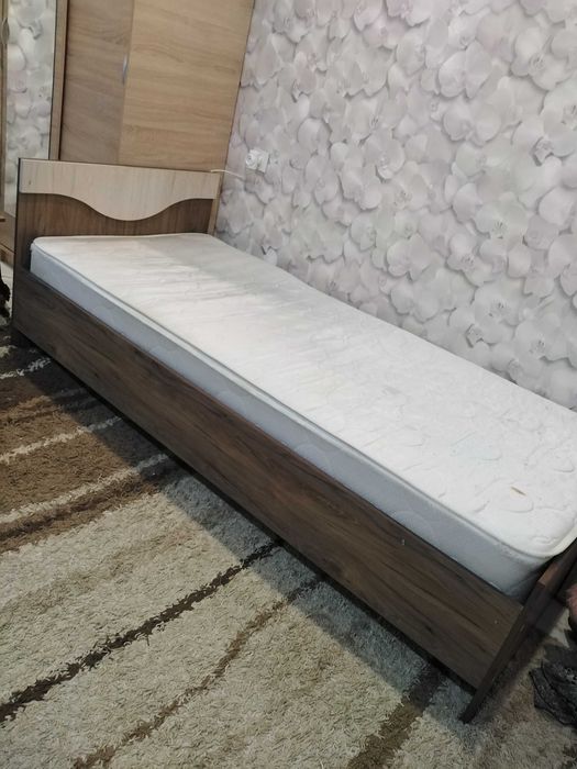 Продам кровать с матрасом