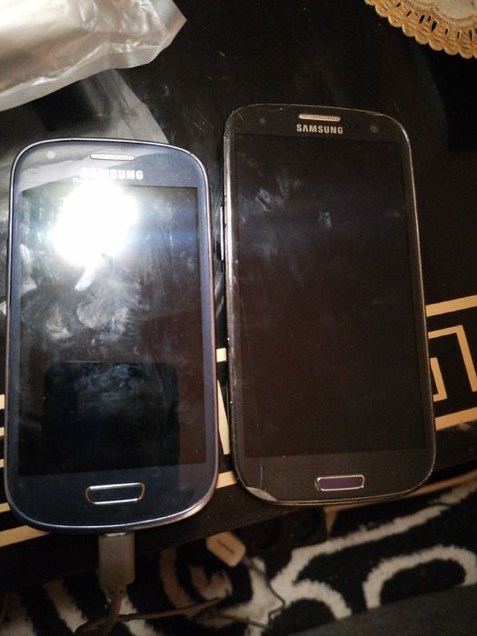 Два телефона модел samsung gt i8190 и samsung gt i9301i