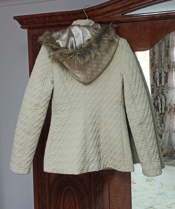 Geacă crem, glugă detașabilă, elegantă