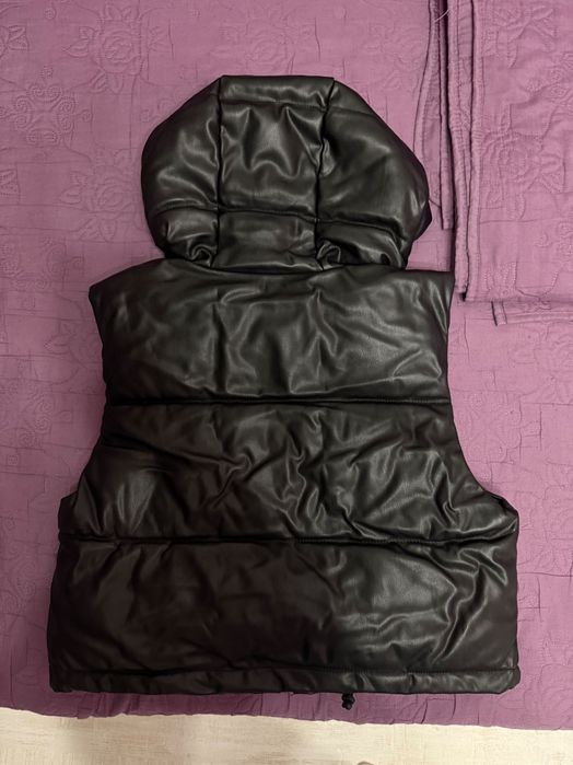 Черна грейка с качулка от изкуствена кожа