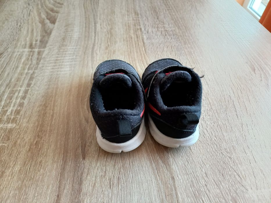 Adidași NIKE,copii marimea 22.Pret 30 lei.