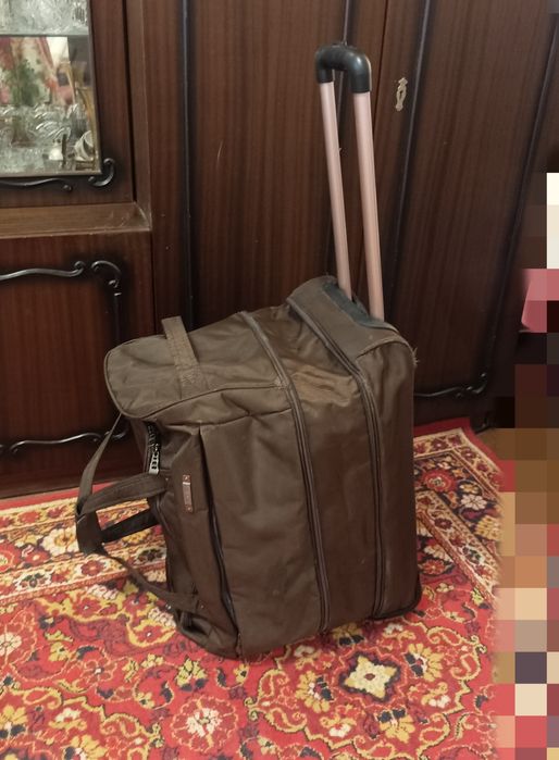Сумка-чемодан с ручкой на колесах