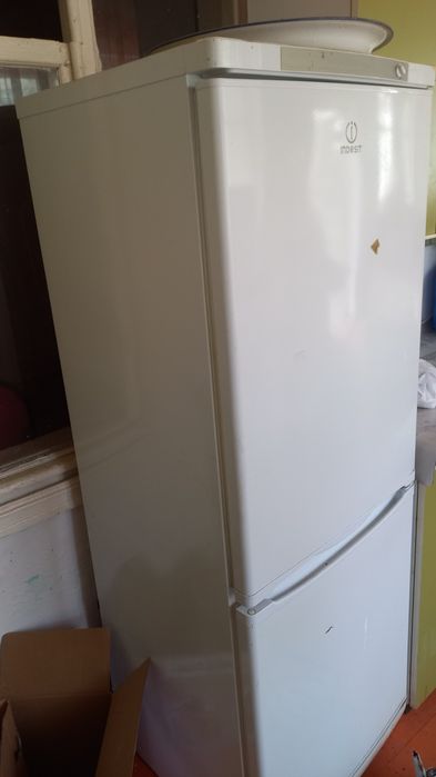 Холодильник indesit